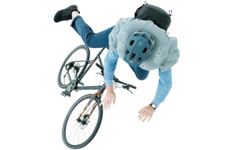 Рюкзак велосипедиста EVOC с функцией самораскрывающейся подушки безопасности