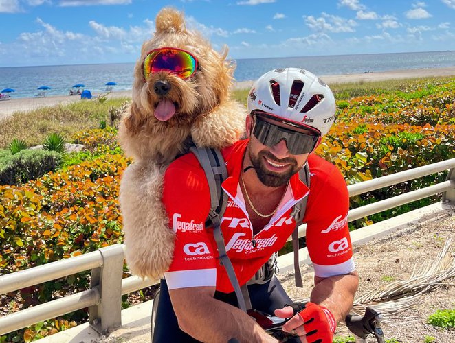 Голдендудль по кличке Броди — пес, который любит кататься на велосипеде