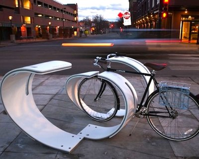 Скульптурная велосипедная стойка в Боулдере
