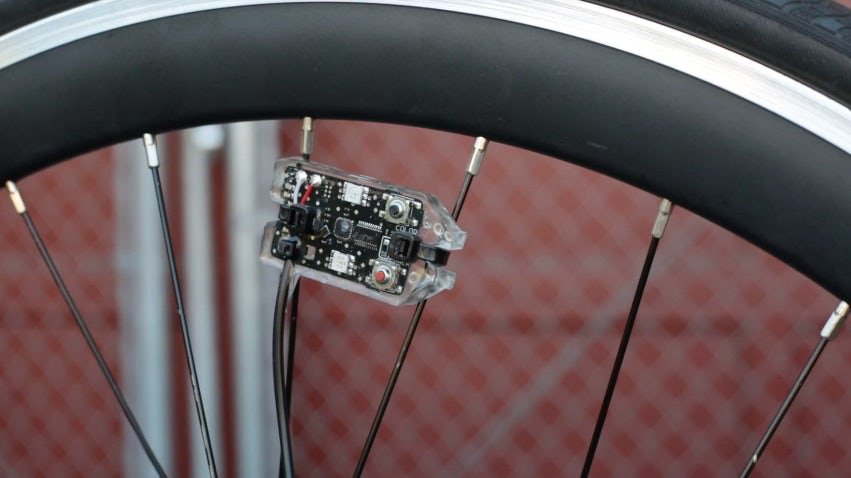 Светодиоды для велосипедных колес меняют цвет, реагируя на скорость