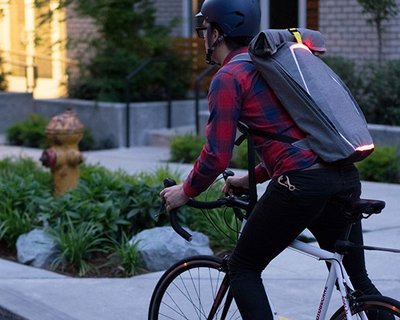 Велосипедный рюкзак Artefact сам показывает сигналы поворота и остановки 
