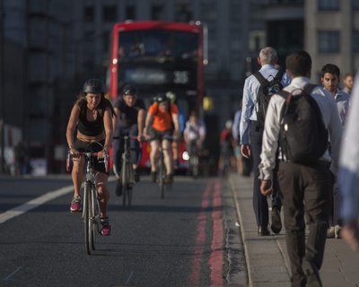 Переодетая полиция в Великобритании катается на велосипедах