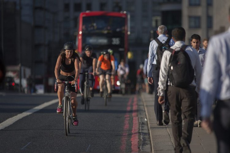 Переодетая полиция в Великобритании катается на велосипедах