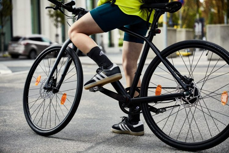 Adidas Velosamba — новая велосипедная обувь для города