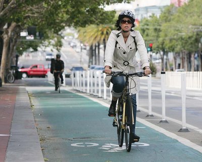 Для развития велотранспорта нужно обсуждать защищенные велополосы, а не велодорожки