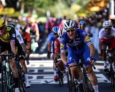Элиа Вивиани одерживает свою первую победу в Тур де Франс на 4 этапе