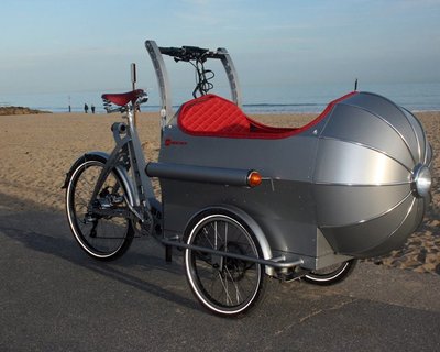 Грузовой техколесный велосипед с коляской для пассажира в форме ракеты 