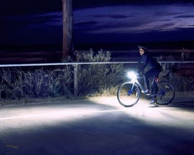 Велосипедный фонарь Ding использует два луча света в одном устройстве
