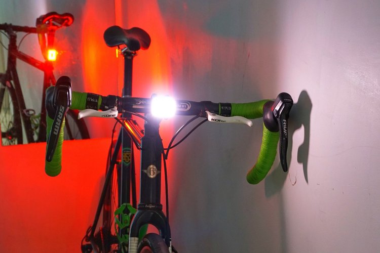 Велосипедный фонарь Orb Droid как часть выноса руля