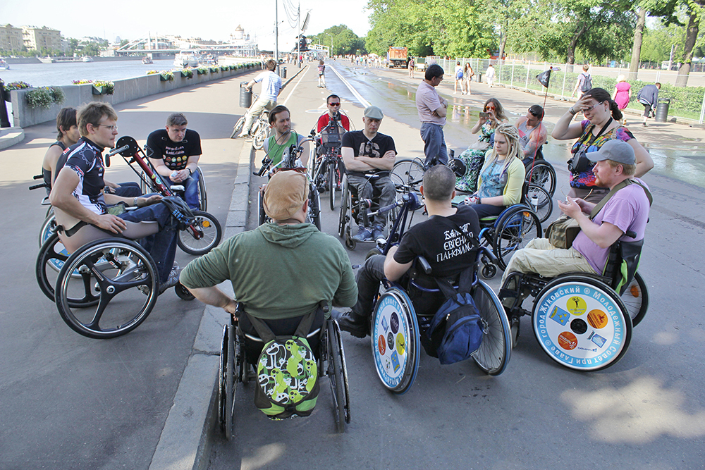 инвалидная коляска с велосипедным ручным приводом хэндбайк