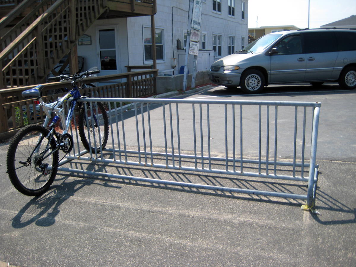 Неправильные велопарковки, на которых нельзя удобно пристегнуть велосипед, нельзя его устойчиво поставить и от которых портятся колеса: