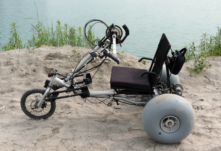 инваколяска с велосипедным ручным приводом хэндбайк